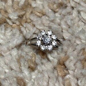 NWOT Flower Fashion Ring ~ Girls, Teens, Women Adjustable sizing So Stunning!